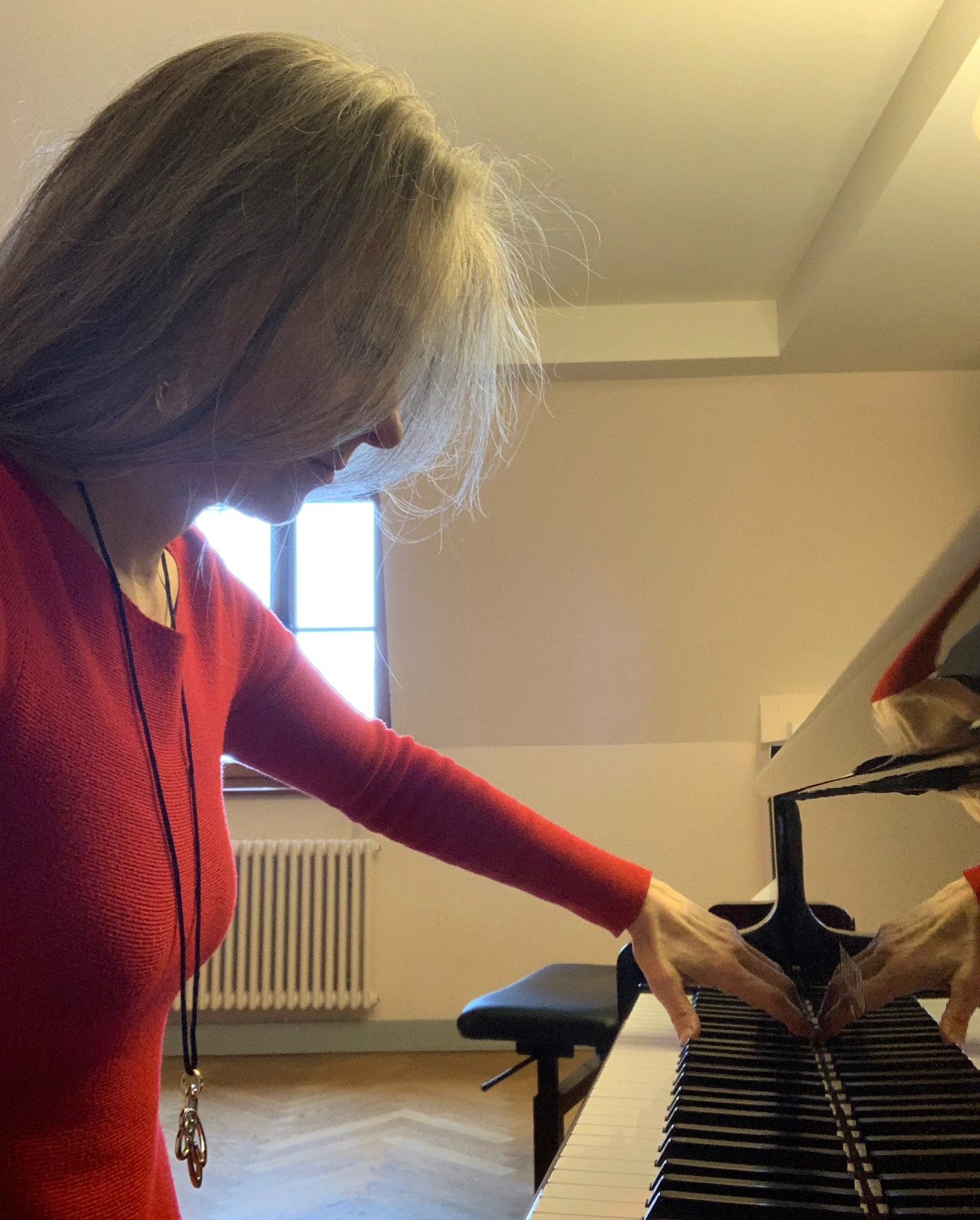 Image d'Isabella Beffa-Paul jouant au piano